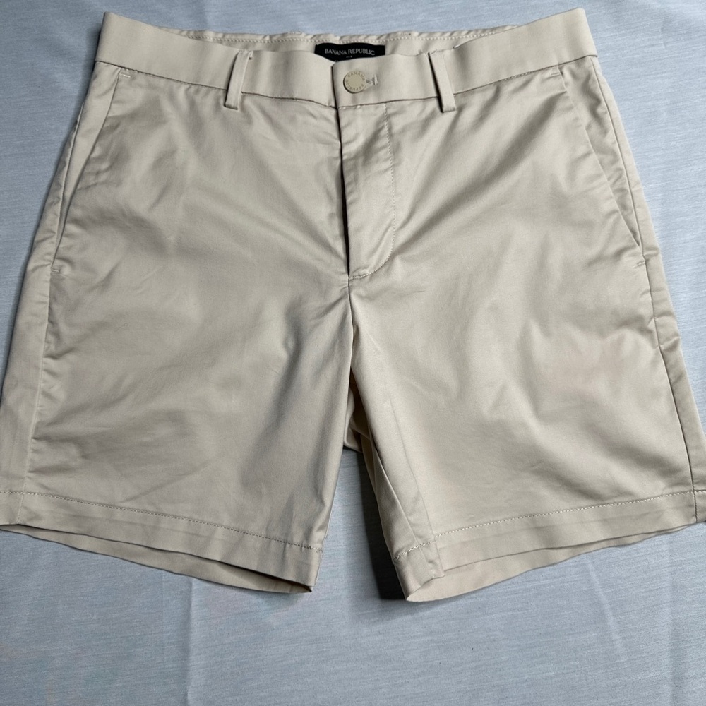 Banana Republic Men's Beige Flat Front Shorts - Picture 2 of 10